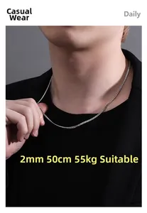 Détail d'une chaîne gourmette argentée de 2mm de large et 50cm de long pour homme