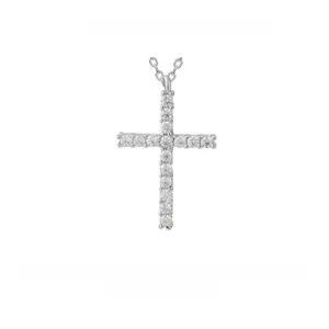 Dettaglio del ciondolo a croce in argento 925 con zirconi cubici incastonati a pavé