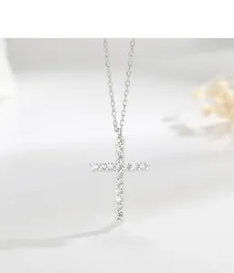 Dettaglio del ciondolo a croce in argento 925 con pavé di diamanti su sfondo bianco