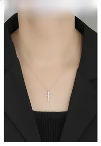 Collana classica a croce in argento 925 con pavé di diamanti indossata da modella