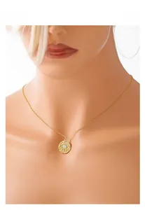 Détail du collier mauvais œil en argent 925 avec pierre de lune sur chaîne dorée