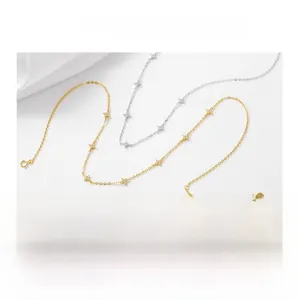 Dettaglio di eleganti collane a quadrifoglio in argento S925 e oro con piccoli diamanti