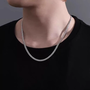 Collier maille gourmette en argent S925 pour homme porté sur un t-shirt noir décontracté