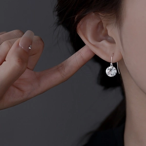 Close-up of S925 silver hook earring featuring a sparkling round-cut cubic zirconia stone