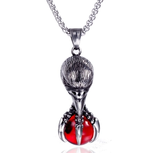 Collier oiseau gothique en acier titane avec un grand pendentif perle rouge et chaîne