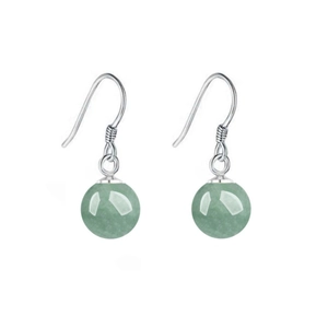 Aventurin-Jade-Ohrringe mit S925-Sterlingsilber-Haken auf weißem Hintergrund