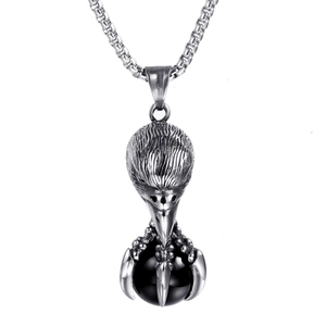 Pendentif oiseau vintage en acier titane avec griffe d'aigle tenant une perle d'agate