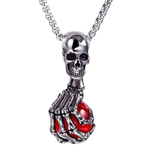 Collier gothique en acier inoxydable avec pendentif crâne et perle rouge tenue par une main