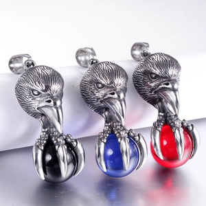 Pendentif tête d'aigle rétro en acier avec perles colorées noires, bleues et rouges