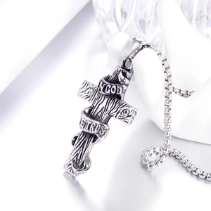 Collier croix vintage en acier inoxydable avec texture bois et gravure religieuse