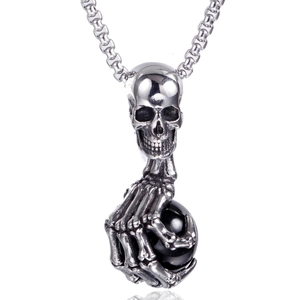 Pendentif tête de mort punk avec main squelette et pierre noire sur chaîne argentée