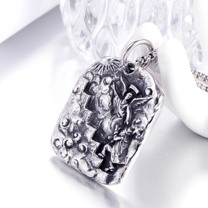 Pendentif carré avec relief d'ange vintage en argent et collier en acier inoxydable