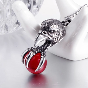 Pendentif tête d'aigle en acier titane rétro avec perle rouge et chaîne en métal