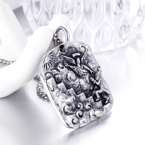 Collier homme avec pendentif carré relief ange en argent vintage et chaîne robuste