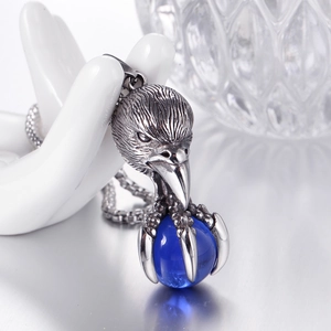 Pendentif tête d'aigle vintage en acier titane avec perle bleue et chaîne maille vénitienne