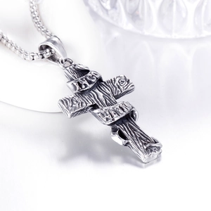 Collier croix vintage en acier inoxydable avec gravure INRI et texture boisée
