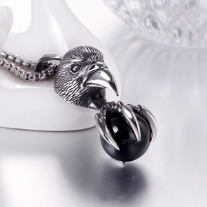 Pendentif griffe d'aigle avec perle noire en argent vintage sur collier chaîne box