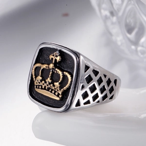 Bague pour homme en acier titane avec émail noir et relief couronne dorée style punk