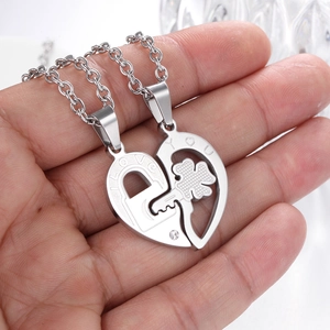 Détail de l'ensemble collier cœur puzzle en acier inoxydable avec gravure I LOVE YOU