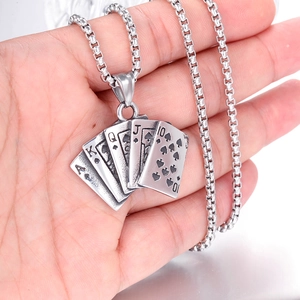 Dettaglio del ciondolo da uomo Poker Royal Flush in acciaio inossidabile nella mano