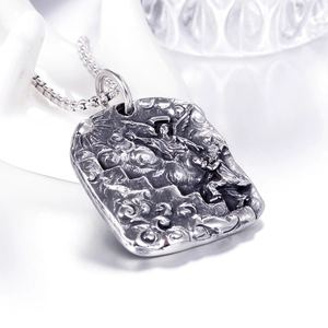 Pendentif carré en argent à haut-relief religieux sur une chaîne à mailles vénitiennes