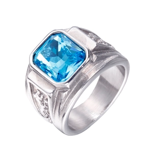 Vue détaillée d'une bague pour homme en titane avec pierre bleue et motifs en relief