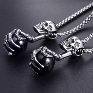 Collier tête de mort gothique avec griffe et perle de cristal en acier inoxydable vieilli
