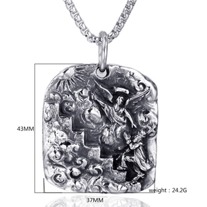 Détail du pendentif ange en relief 43x37mm avec collier à chaîne de perles carrées