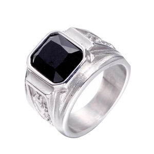Détail d'une bague punk pour homme avec pierre noire carrée et anneau en acier ciselé