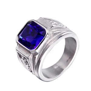 Détail de bague punk pour homme avec une grande pierre bleue rectangulaire et anneau argent