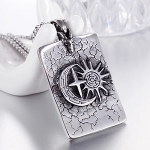 Pendentif vintage en acier inoxydable avec œil céleste et gravure de lune et de soleil