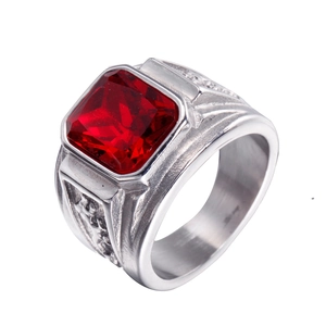 Détail d'une bague pour homme en titane avec une grande pierre rouge et des reliefs