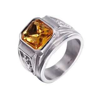 Détail d'une bague pour homme en acier avec une grande pierre précieuse jaune carrée