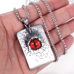 Collier gothique en acier inoxydable avec pierre œil rouge et texture métal fissuré