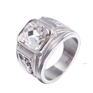 Détail d'une bague punk en acier inoxydable pour homme avec un grand cristal carré serti