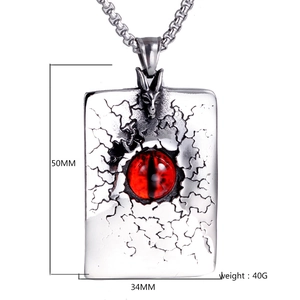 Vue détaillée du pendentif dragon gothique montrant les dimensions 50 mm sur 34 mm