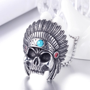 Collier tête de mort vintage en acier inoxydable avec coiffe de plumes et pierre turquoise