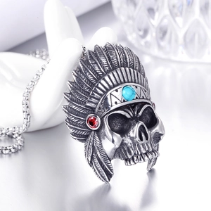 Collier tête de mort vintage en acier inoxydable avec plumes indiennes et turquoise bleue