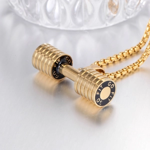 Collier pendentif haltère doré poli avec gravure GO FIT sur fond métallique brossé