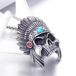 Collier tête de mort vintage en acier inoxydable avec coiffe de plumes et turquoise