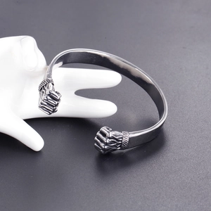 Bracelet jonc ouvert en acier inoxydable avec poings de boxe rétro pour hommes