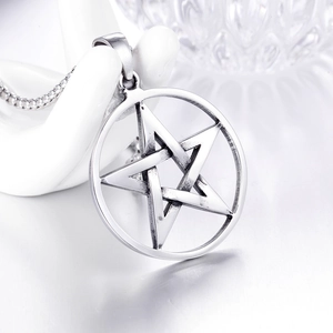 Collier avec pendentif étoile en acier inoxydable argenté sur une main en céramique