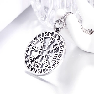 Pendentif boussole viking Vegvisir en acier inoxydable avec runes et chaîne à mailles