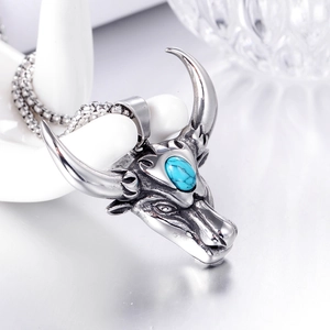 Collier pendentif tête de taureau punk rétro en acier inoxydable avec pierre turquoise