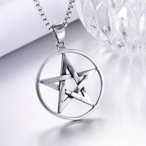 Pendentif étoile hexagramme en acier poli avec chaîne box sur fond de verre chic