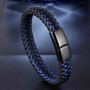 Bracelet pour homme en cuir tressé noir avec détails bleus et fermoir magnétique