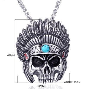 Vue détaillée des dimensions du pendentif tête de mort: 49mm hauteur et 39mm largeur