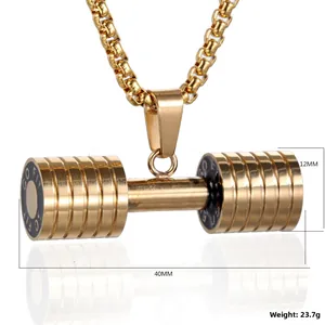 Détail macro du pendentif haltère avec texte GO FIT et chaîne box en acier inoxydable