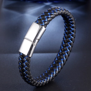 Détail macro du bracelet pour homme en cuir tressé noir et bleu avec fermoir magnétique
