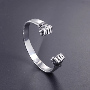 Gros plan du bracelet punk en acier inoxydable avec des détails de poing réalistes